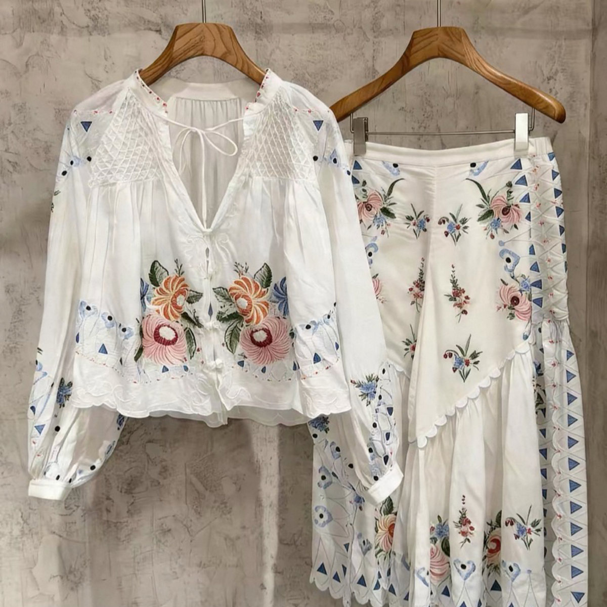 Bluse und Rock-Hosen-Set mit Blumenstickerei in Weiß