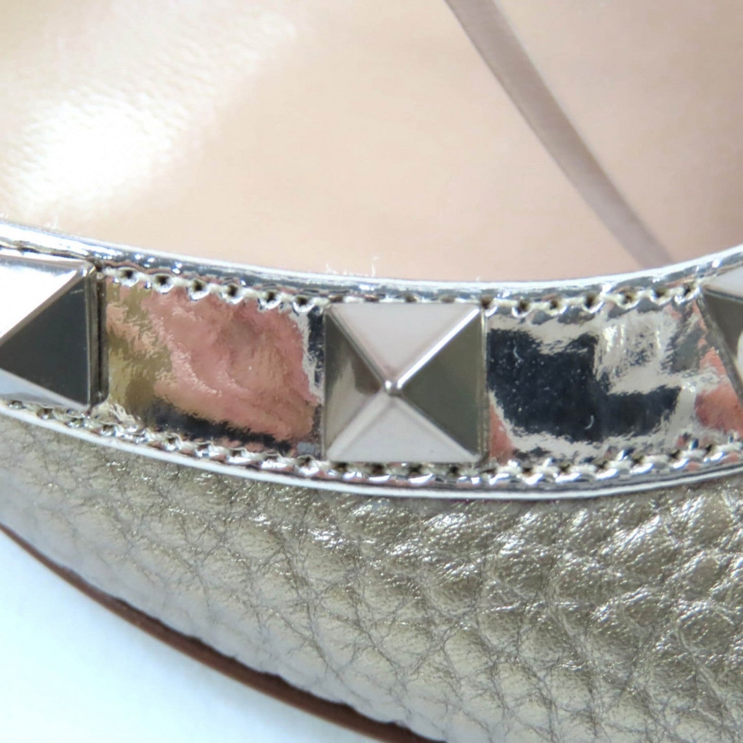 Valentino Garavani Pumps Size 35                                                        100% Authentic                                                                              ✨Pre-Owned in Mint Condition                                     -30 % MSRP