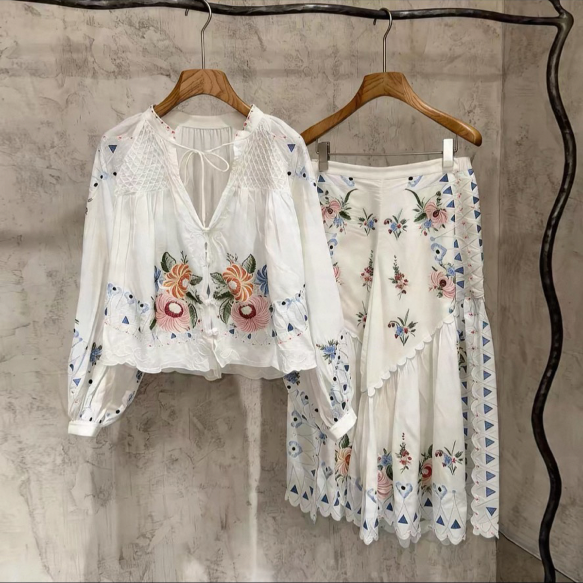 Bluse und Rock-Hosen-Set mit Blumenstickerei in Weiß