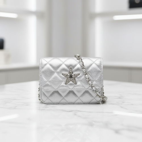 CHANEL Mini Matelassé Coco Mark Ketten-Umhängetasche Pouch silberfarbenes Leder authentisch aus Vorbesitz