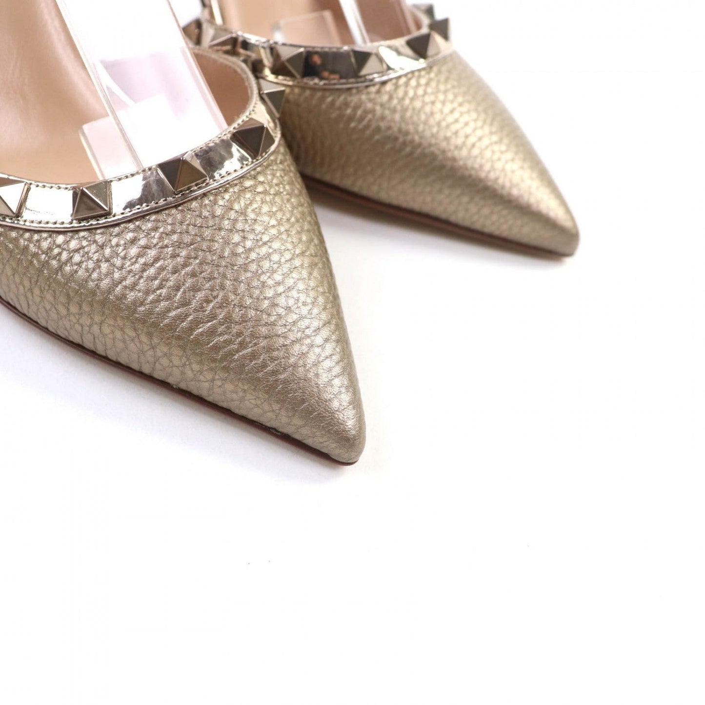 Valentino Garavani Pumps Size 35                                                        100% Authentic                                                                              ✨Pre-Owned in Mint Condition                                     -30 % MSRP