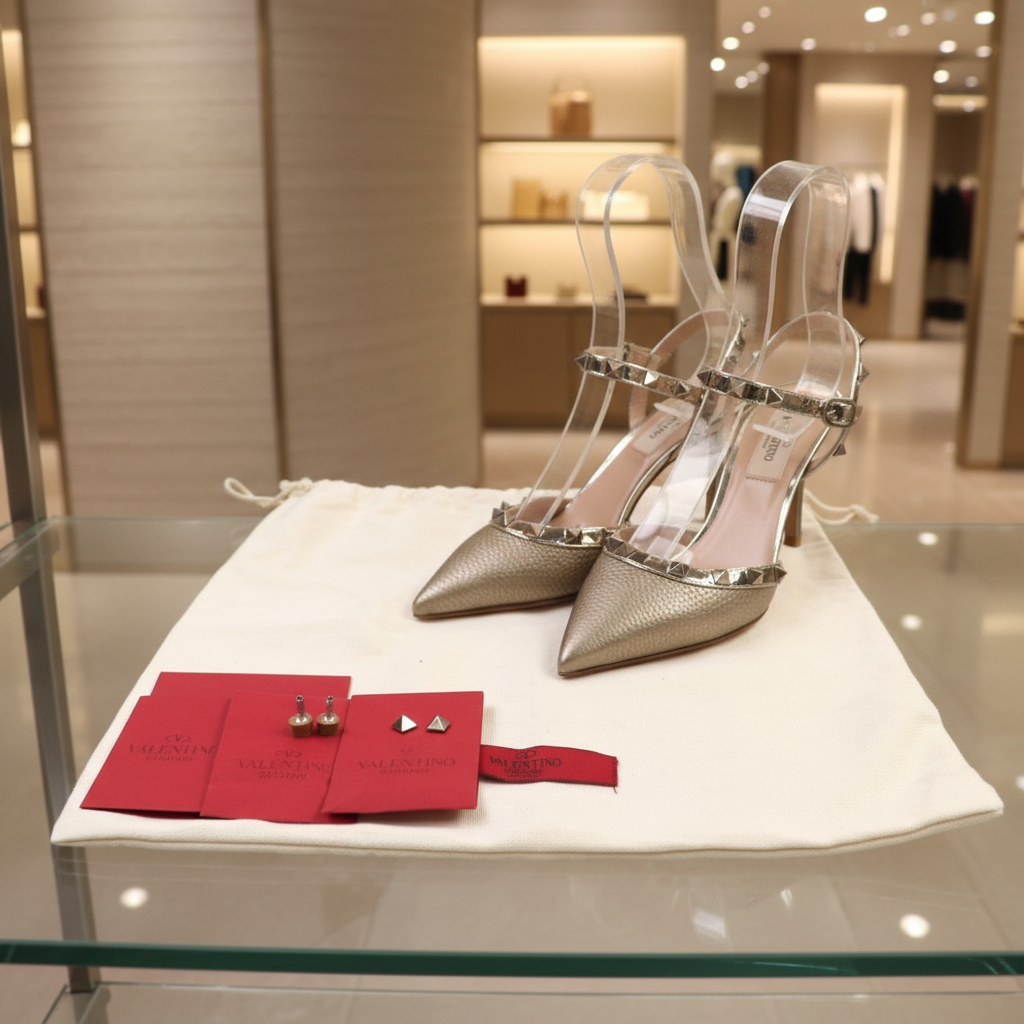 Valentino Garavani Pumps Size 35                                                        100% Authentic                                                                              ✨Pre-Owned in Mint Condition                                     -30 % MSRP