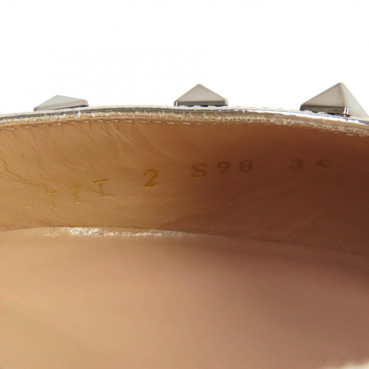 Valentino Garavani Pumps Size 35                                                        100% Authentic                                                                              ✨Pre-Owned in Mint Condition                                     -30 % MSRP