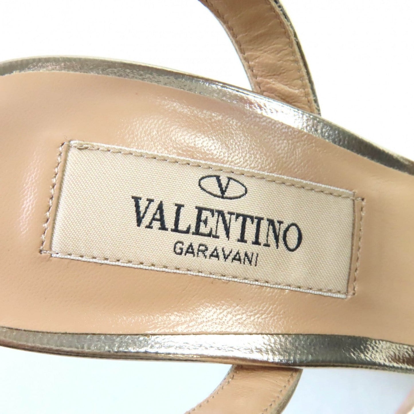 Valentino Garavani Pumps Size 35                                                        100% Authentic                                                                              ✨Pre-Owned in Mint Condition                                     -30 % MSRP