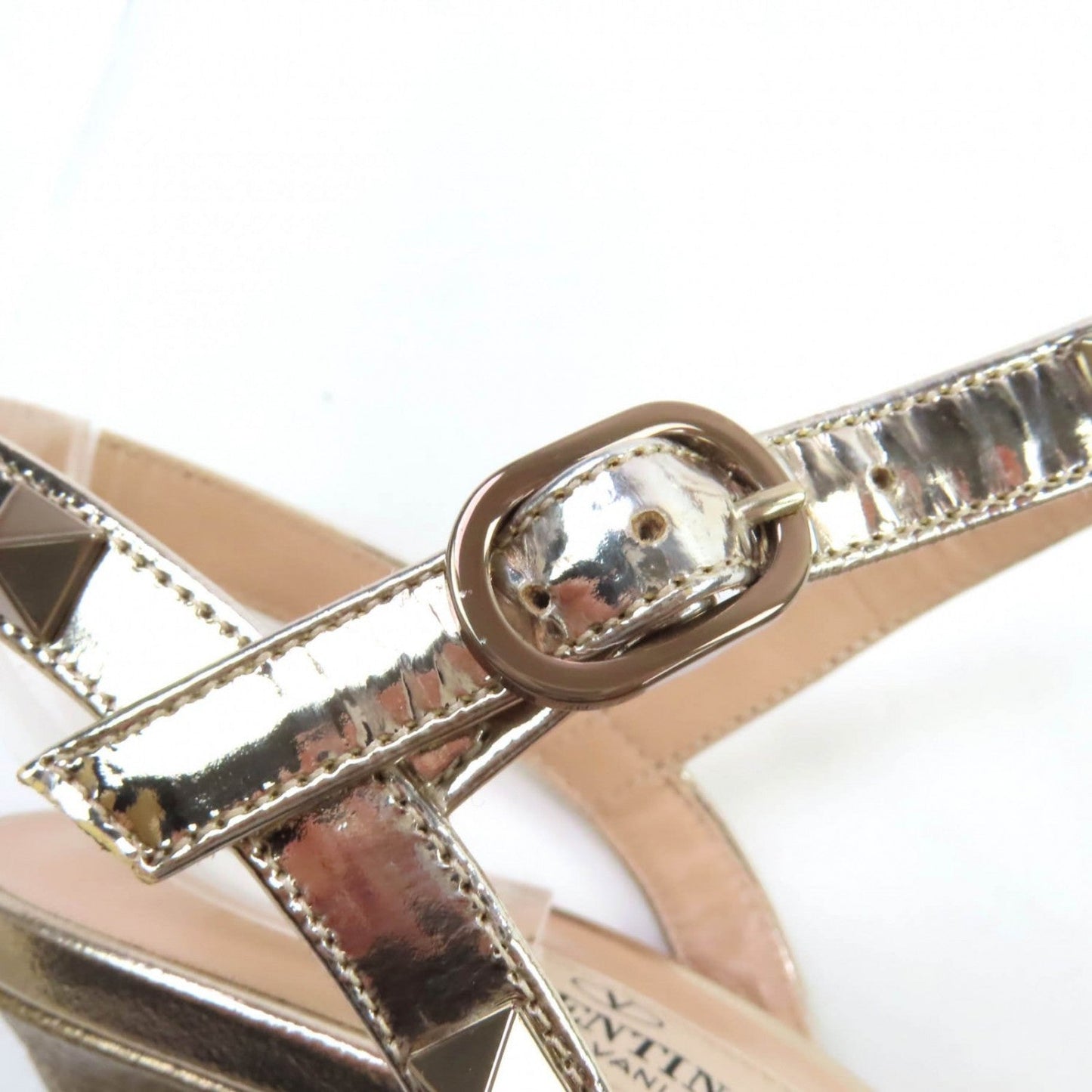 Valentino Garavani Pumps Size 35                                                        100% Authentic                                                                              ✨Pre-Owned in Mint Condition                                     -30 % MSRP