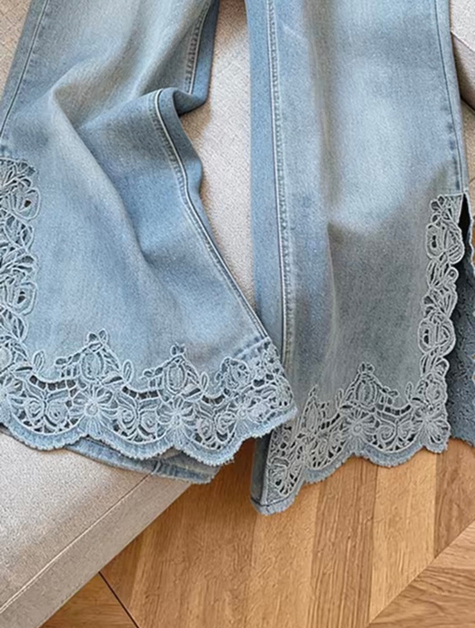 Lace-Trim Wide-Leg Denim Jeans – High-Waisted Light Wash