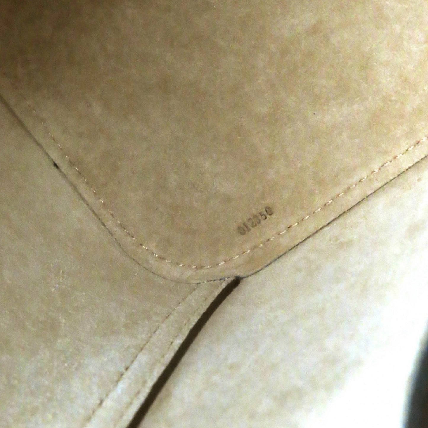 Loewe – Pebble Bucket Bag Mini 100% Authentic ✨Pre-Owned Near Mint Condition            ~ 27% off MSRP