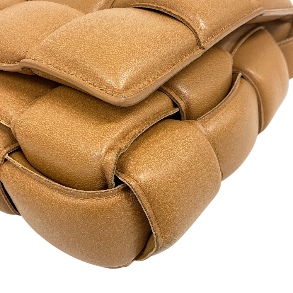 BOTTEGA VENETA – Maxi Intrecciato Padded Cassette Shoulder Bag – Caramel Leather – 100% Authentic ✨Previously Owned Very Good Condition ~36% Off MSRP