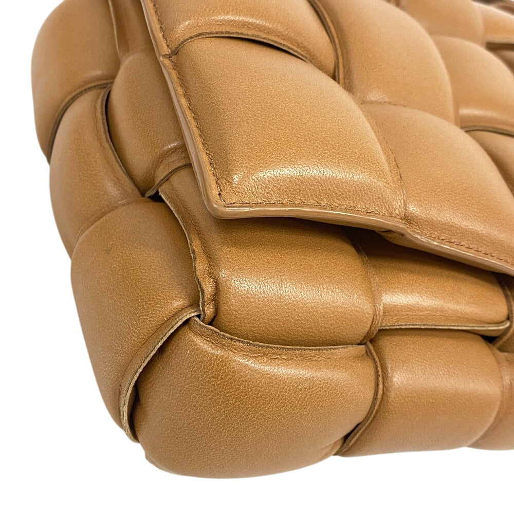 BOTTEGA VENETA – Maxi Intrecciato Padded Cassette Shoulder Bag – Caramel Leather – 100% Authentic ✨Previously Owned Very Good Condition ~36% Off MSRP