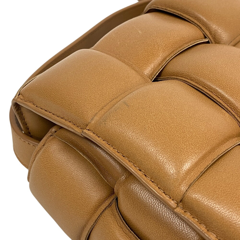 BOTTEGA VENETA – Maxi Intrecciato Padded Cassette Shoulder Bag – Caramel Leather – 100% Authentic ✨Previously Owned Very Good Condition ~36% Off MSRP