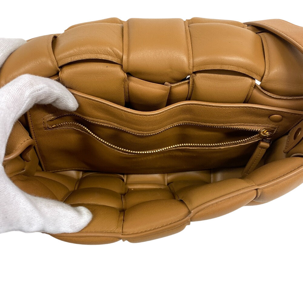 BOTTEGA VENETA – Maxi Intrecciato Padded Cassette Shoulder Bag – Caramel Leather – 100% Authentic ✨Previously Owned Very Good Condition ~36% Off MSRP
