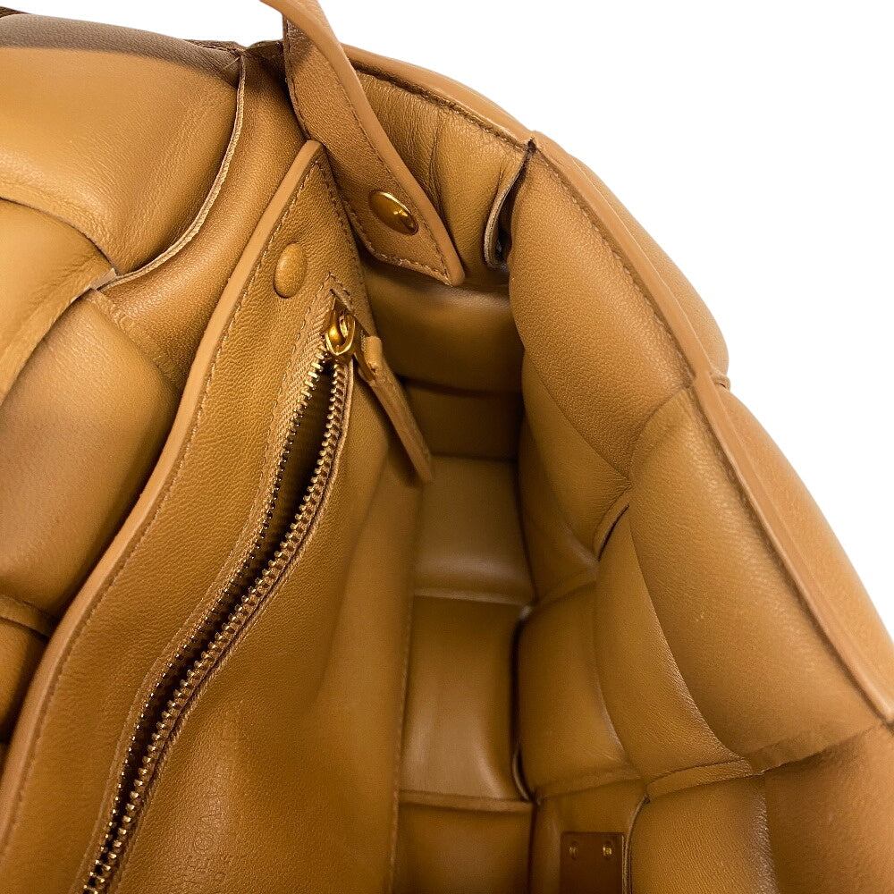 BOTTEGA VENETA – Maxi Intrecciato Padded Cassette Shoulder Bag – Caramel Leather – 100% Authentic ✨Previously Owned Very Good Condition ~36% Off MSRP