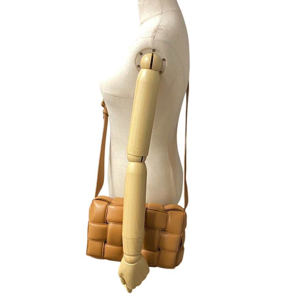 BOTTEGA VENETA – Maxi Intrecciato Padded Cassette Shoulder Bag – Caramel Leather – 100% Authentic ✨Previously Owned Very Good Condition ~36% Off MSRP