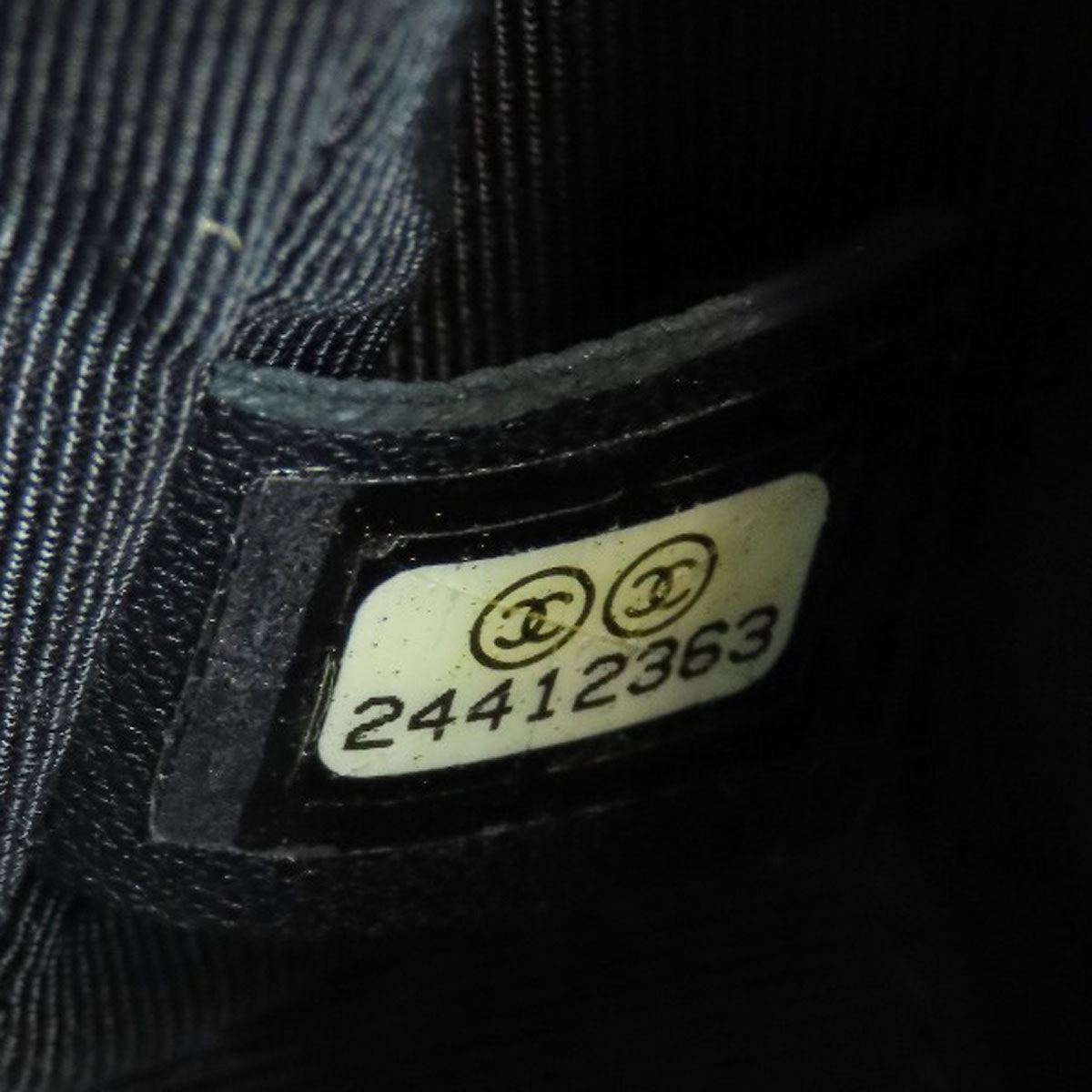 CHANEL – V-Stitch 2-Way Shoulder Bag – Black Lambskin with Gold-Tone Metal – Karl Lagerfeld Collection 2018 – 100% Authentic ✨Previously Owned Very Good Condition ~33% Off MSRP