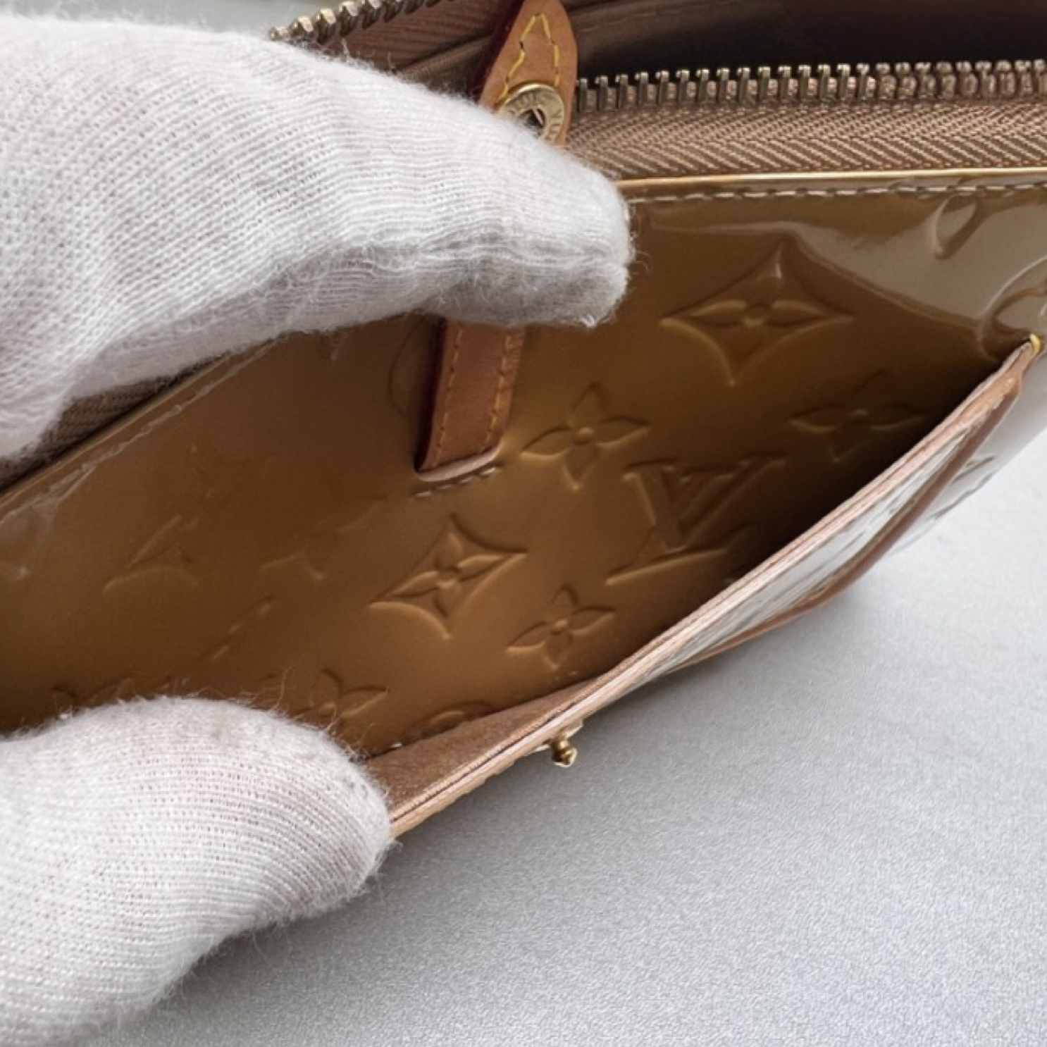 LOUIS VUITTON Vernis Mallory Square Beige Patent Leather Shoulder Bag previously owned Authentic