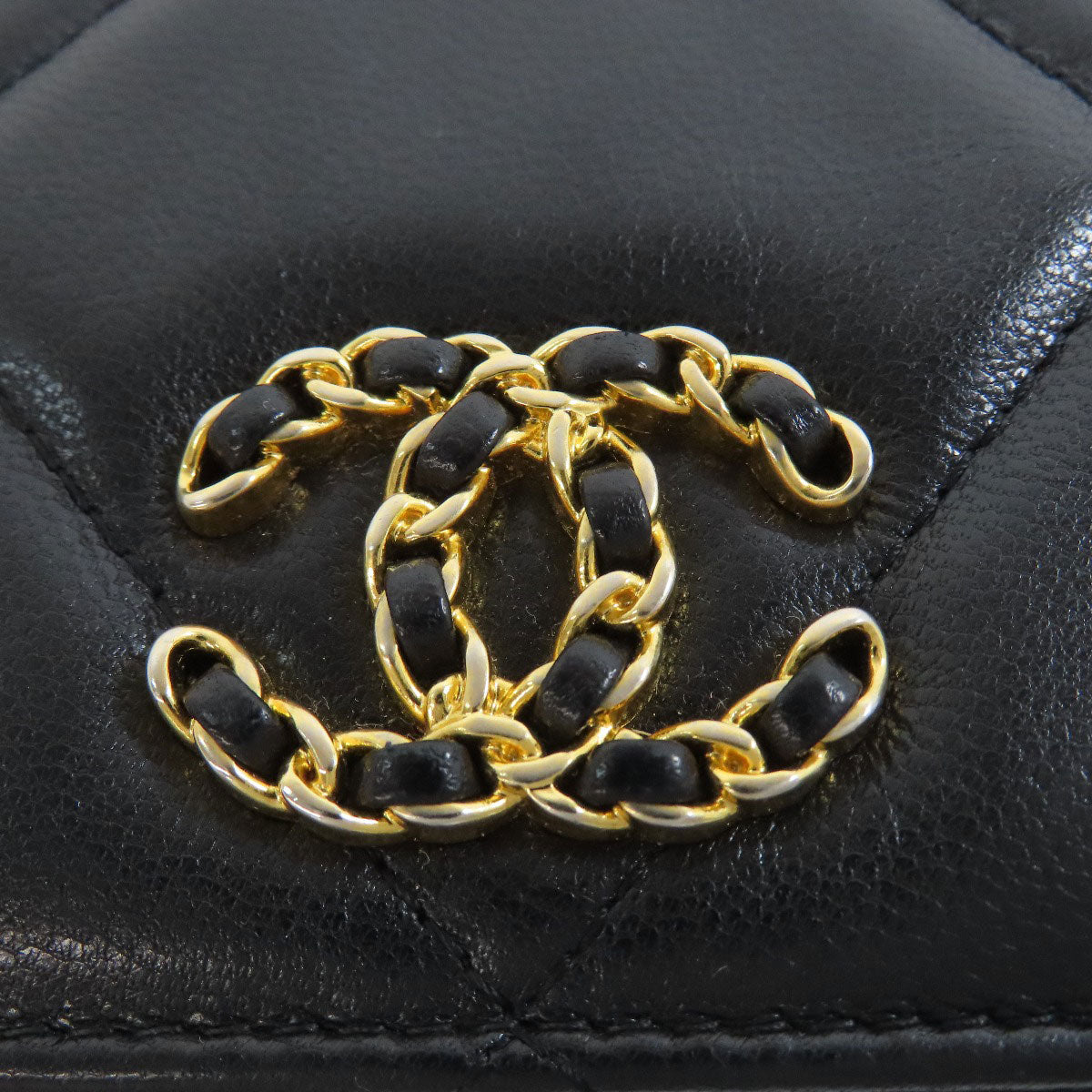 CHANEL 19 Wallet on Chain – Shiny Lambskin, Gold-Tone, Silver-Tone & Ruthenium-Finish Metal, Black 100% Authentic ✨Very Good Pre Owned Condition say