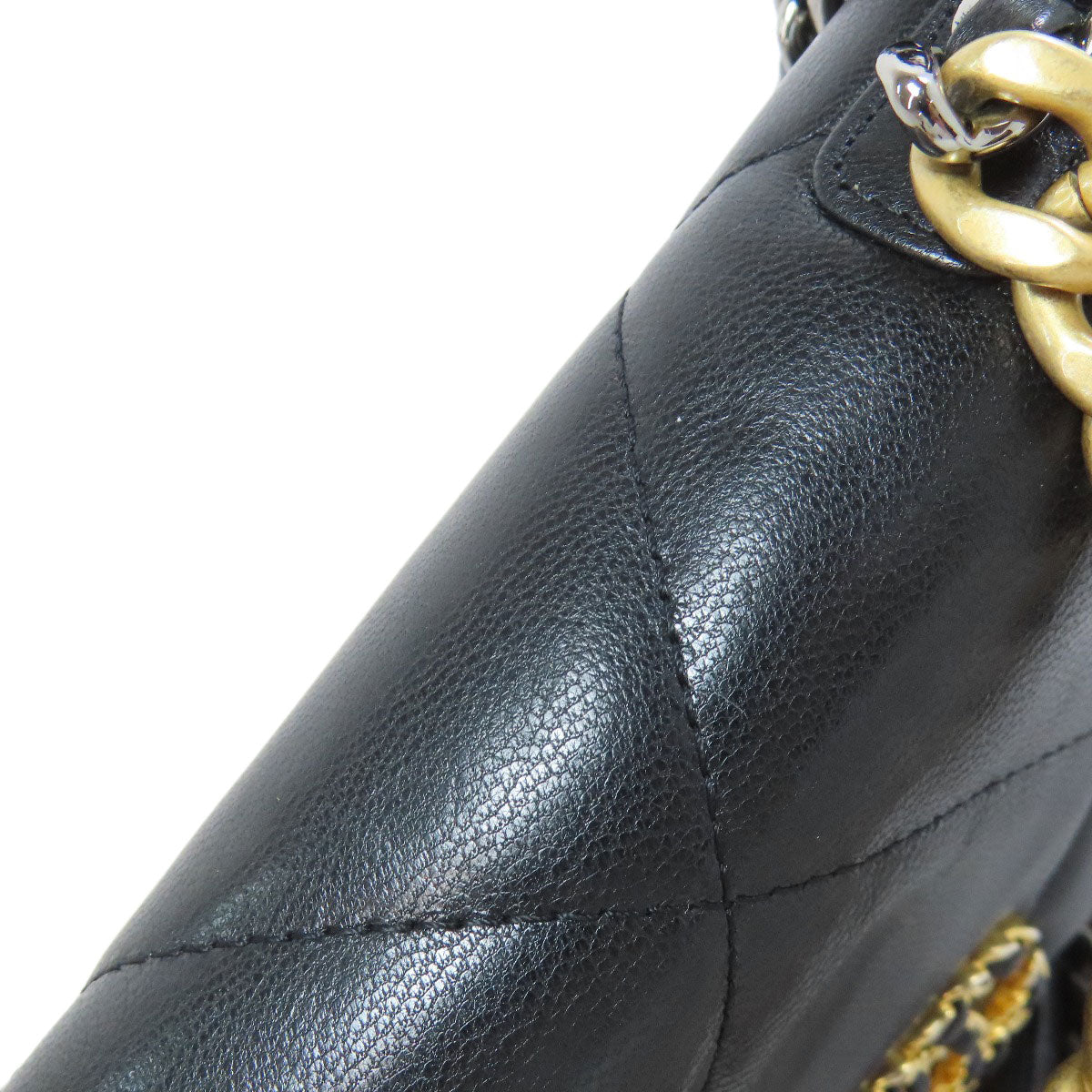 CHANEL 19 Wallet on Chain – Shiny Lambskin, Gold-Tone, Silver-Tone & Ruthenium-Finish Metal, Black 100% Authentic ✨Very Good Pre Owned Condition say