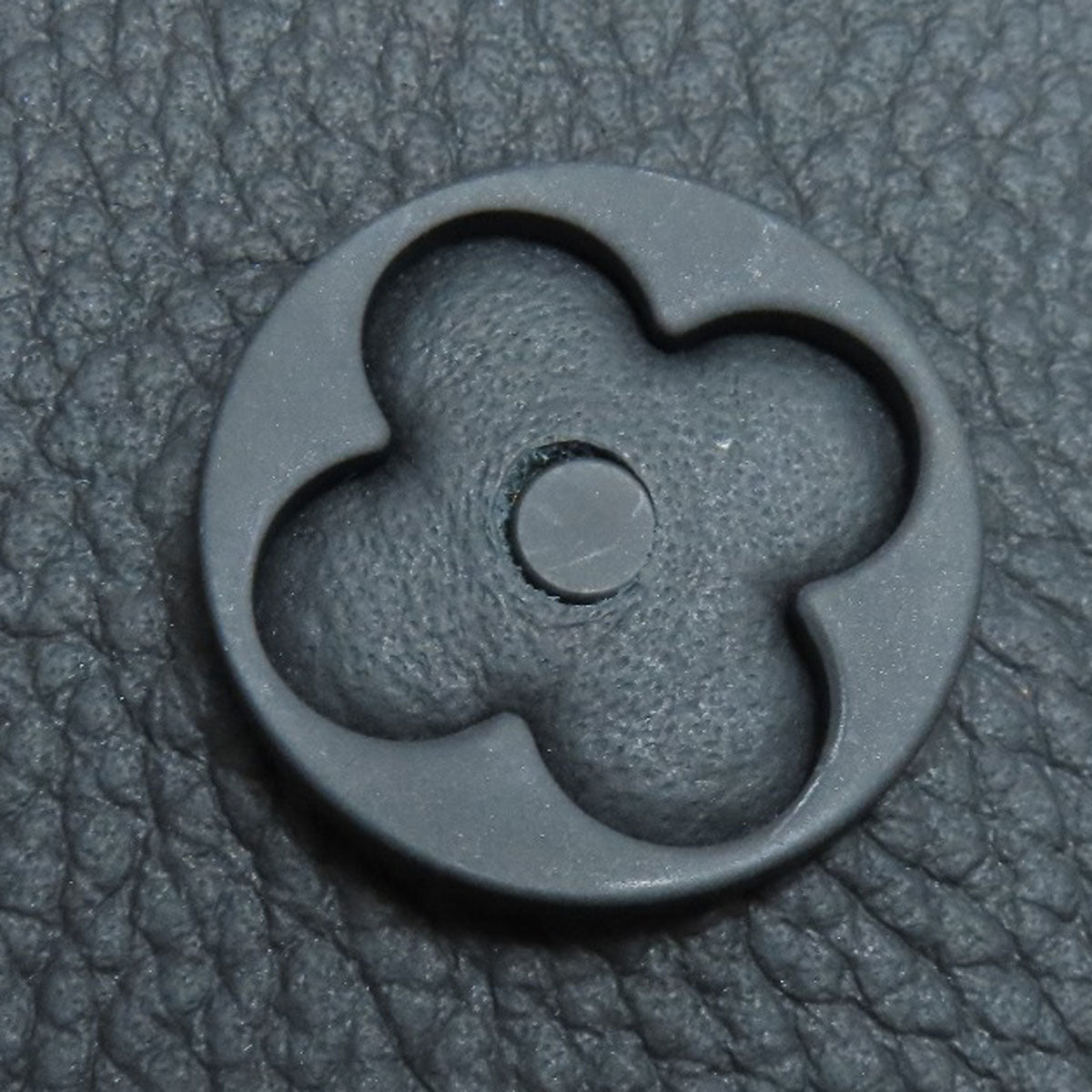 Louis Vuitton– Capucines EW (East-West silhouette )Mini Nicolas Ghesquière ✨2025 – 100% Authentic ✨Pre-Owned Almost Unused Condition ~32% off MSRP