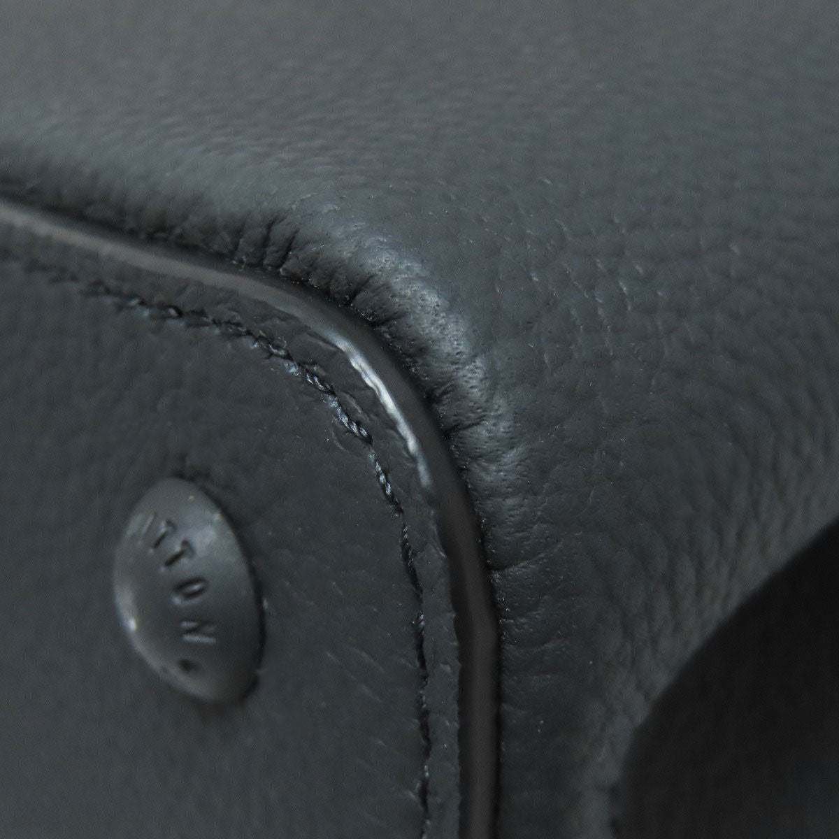 Louis Vuitton– Capucines EW (East-West silhouette )Mini Nicolas Ghesquière ✨2025 – 100% Authentic ✨Pre-Owned Almost Unused Condition ~32% off MSRP