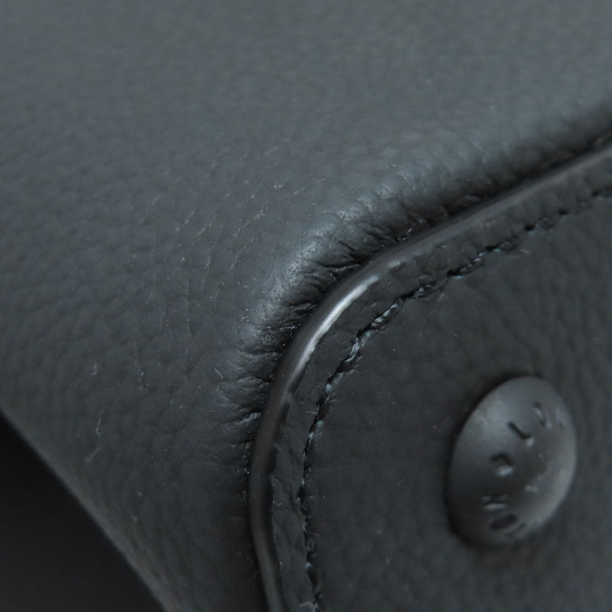 Louis Vuitton– Capucines EW (East-West silhouette )Mini Nicolas Ghesquière ✨2025 – 100% Authentic ✨Pre-Owned Almost Unused Condition ~32% off MSRP