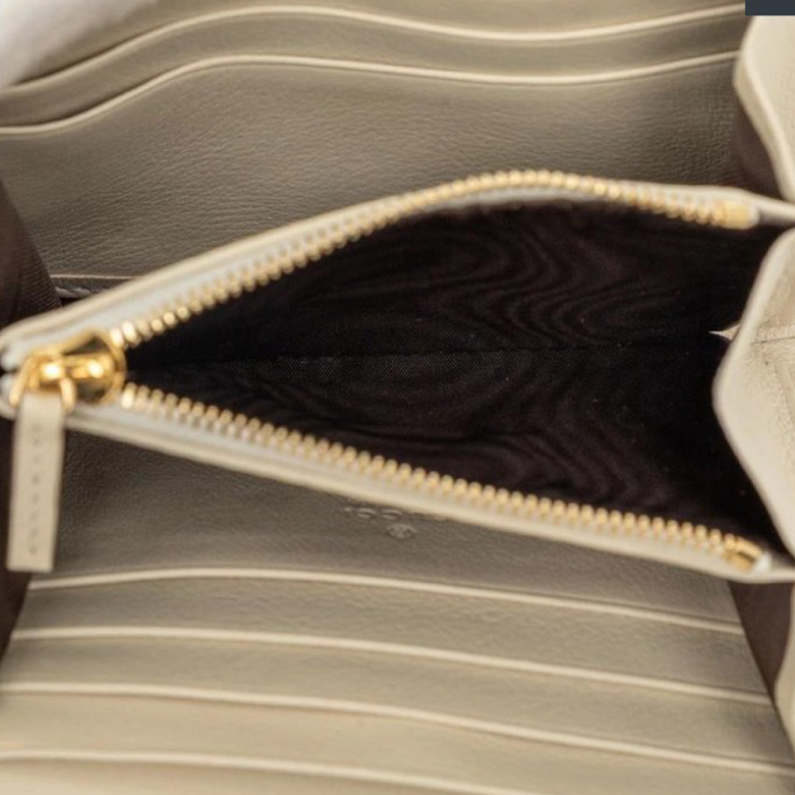 Gucci Interlocking G Blondie ivory chain shoulder wallet Authentic Previously Owned