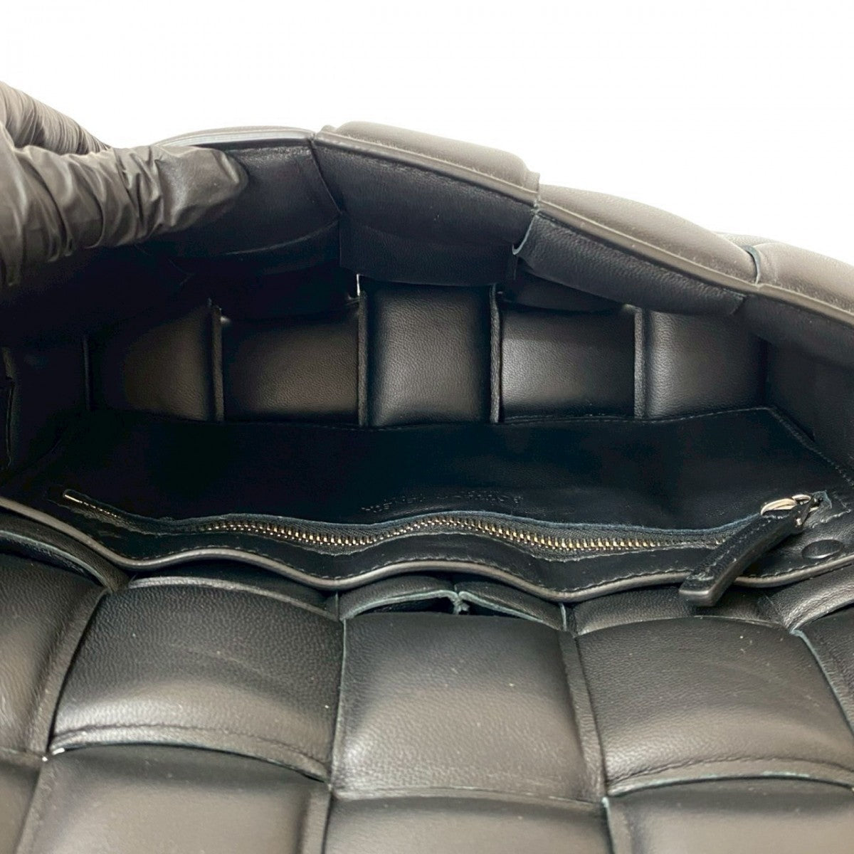 BOTTEGA VENETA – Padded Cassette Shoulder Bag – Black Leather – 100% Authentic Excellent ✨ Previously Owned Condition -26% off MSRP