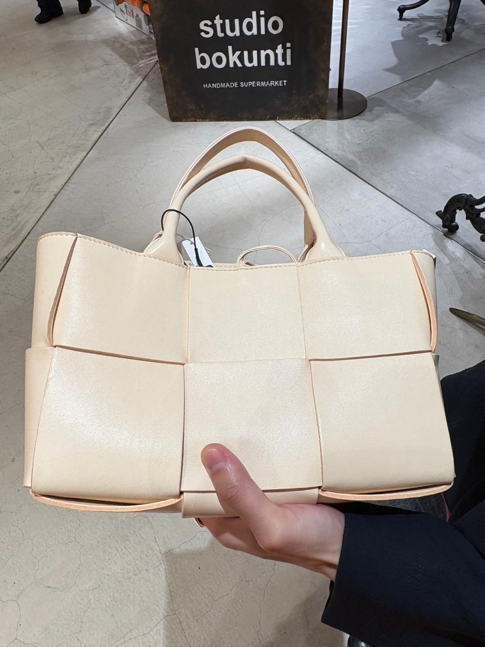 Bottega Veneta Arco Shoulder Bag in Pink Leather – Designed by Daniel Lee, Circa 2020 – Pre - Owned, 100% Authentic (Genuine) lm - LLUXE.CA