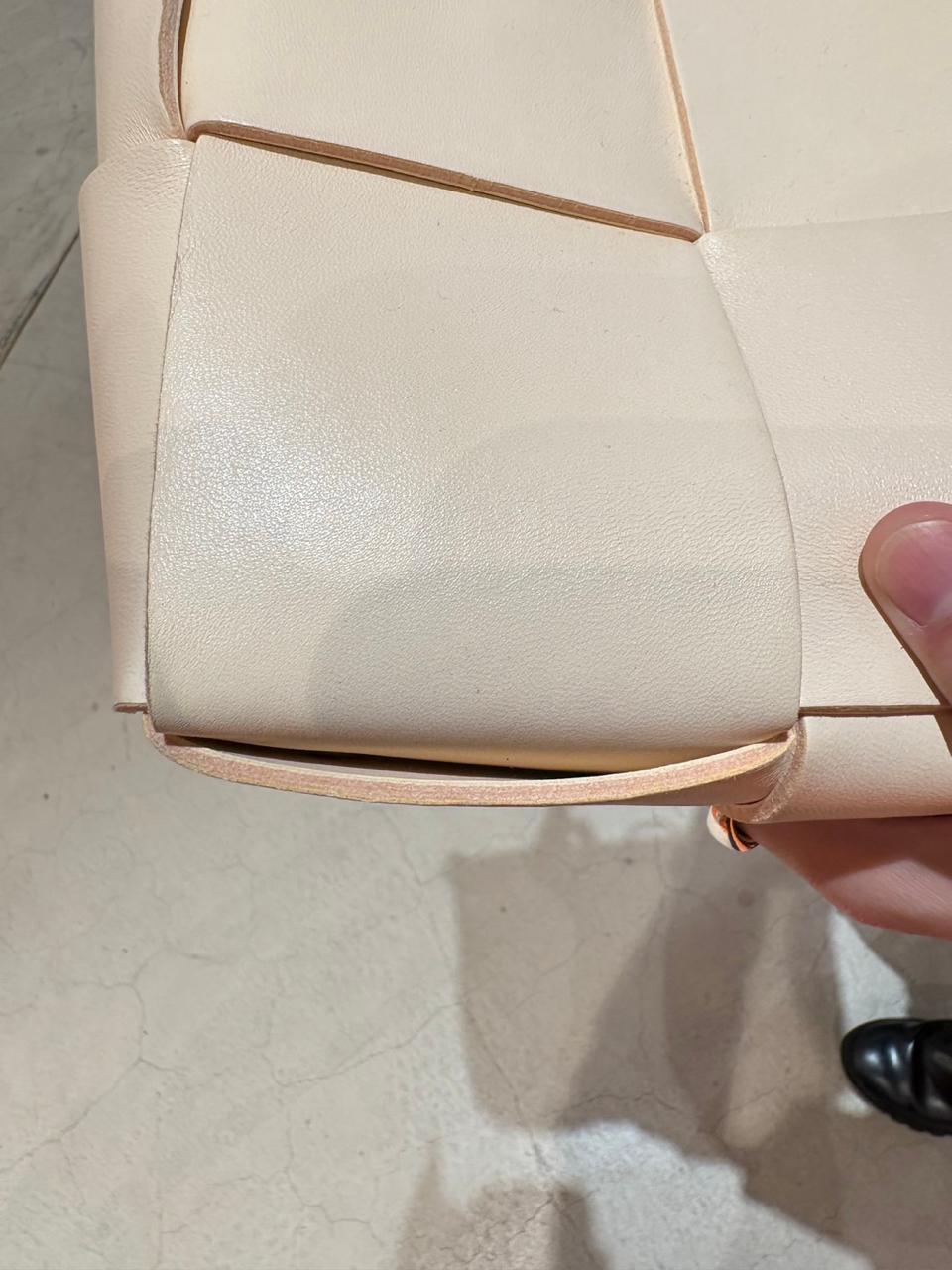 Bottega Veneta Arco Shoulder Bag in Pink Leather – Designed by Daniel Lee, Circa 2020 – Pre - Owned, 100% Authentic (Genuine) lm - LLUXE.CA