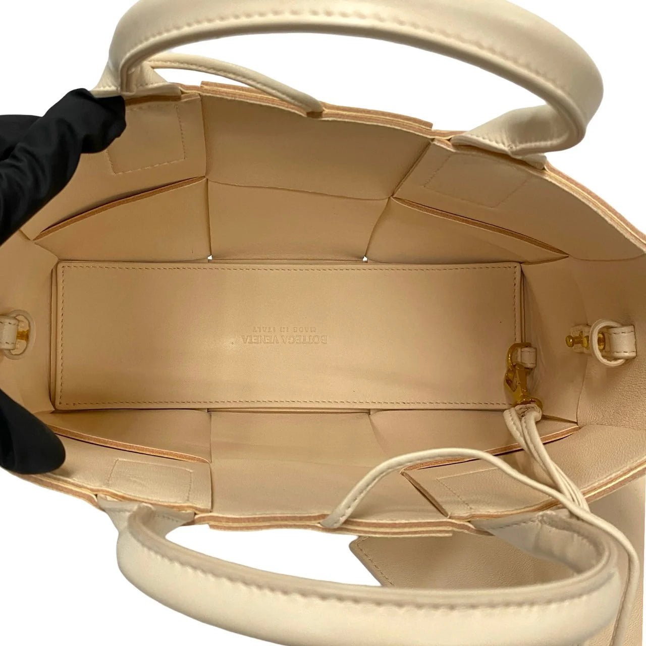 Bottega Veneta Arco Shoulder Bag in Pink Leather – Designed by Daniel Lee, Circa 2020 – Pre - Owned, 100% Authentic (Genuine) lm - LLUXE.CA