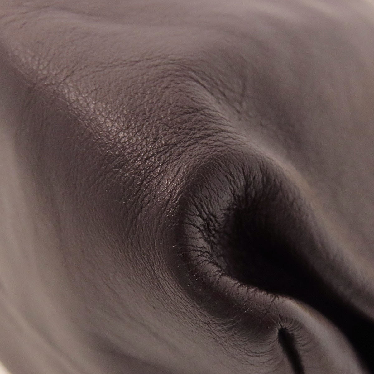 Bottega Veneta by Daniel Lee Chain Pouch Bag in Brown Calfskin with Gold Chain – Italy, Circa 2020 – Pre - Owned, 100% Authentic (Genuine) Item No.75514244 - LLUXE.CA