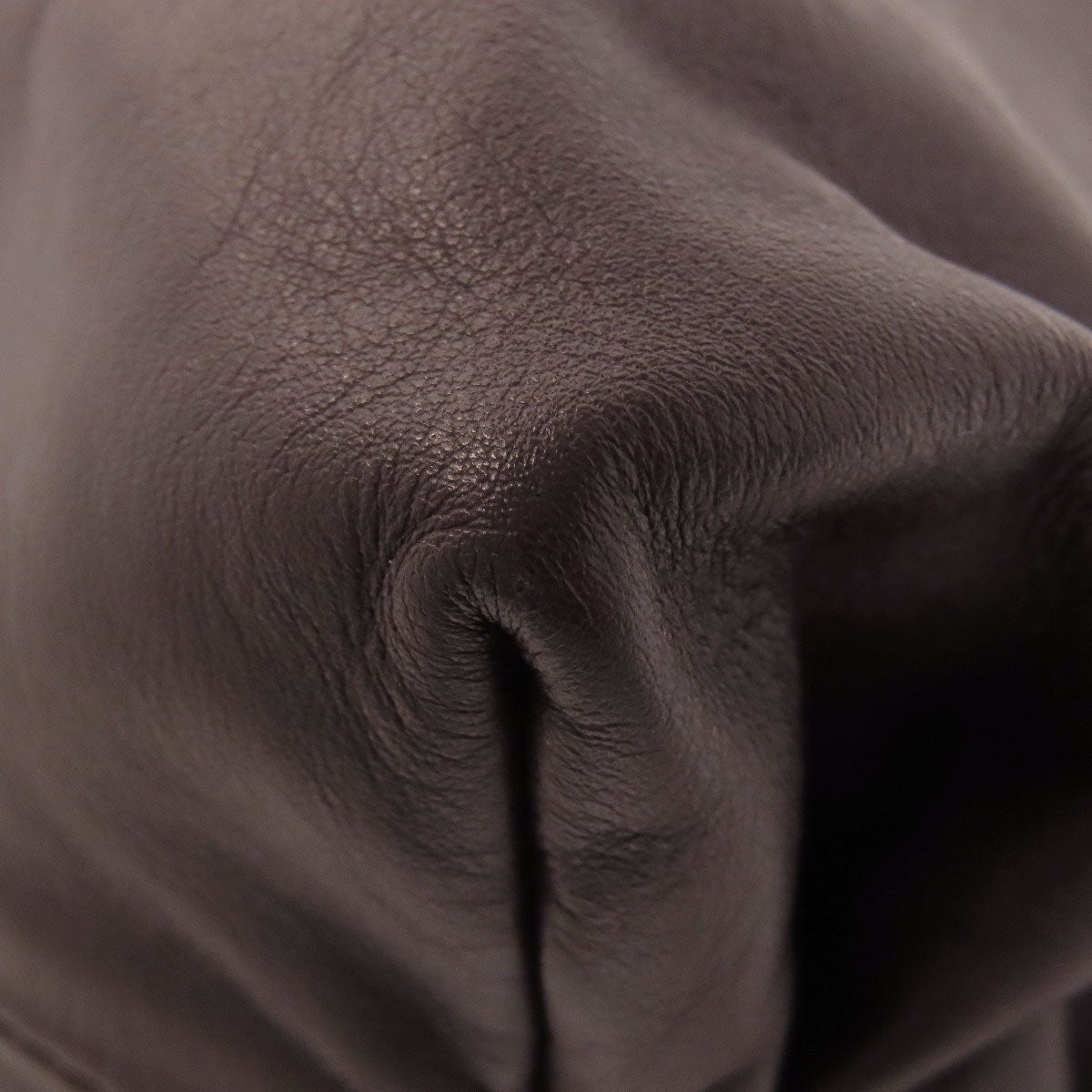 Bottega Veneta by Daniel Lee Chain Pouch Bag in Brown Calfskin with Gold Chain – Italy, Circa 2020 – Pre - Owned, 100% Authentic (Genuine) Item No.75514244 - LLUXE.CA