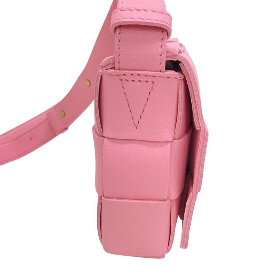 Bottega Veneta Cassette Bag Z0004822 in Pink Nappa Leather – Pre - Owned, 100% Authentic (Genuine), Made in Italy, Designed by Daniel Lee (Circa 2020) Item No. Z0004822 - LLUXE.CA