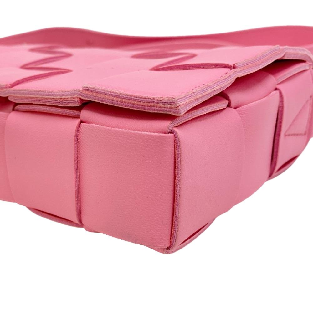 Bottega Veneta Cassette Bag Z0004822 in Pink Nappa Leather – Pre - Owned, 100% Authentic (Genuine), Made in Italy, Designed by Daniel Lee (Circa 2020) Item No. Z0004822 - LLUXE.CA