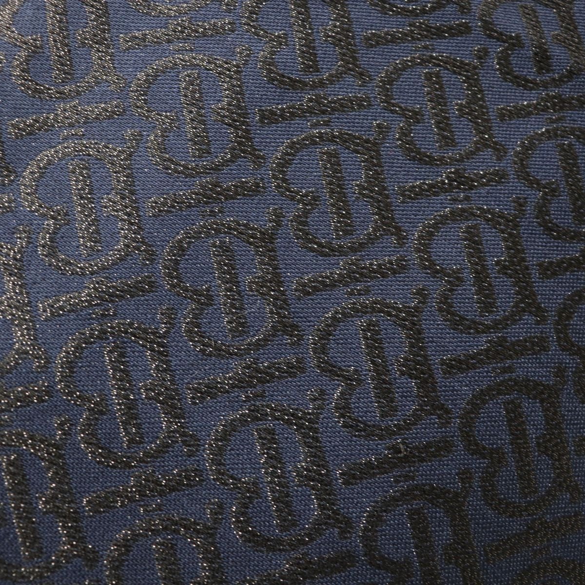 BURBERRY – Silk & Wool Blend Shawl – Riccardo Tisci – c. 2019 – 100% Authentic Pre - Owned - LLUXE.CA