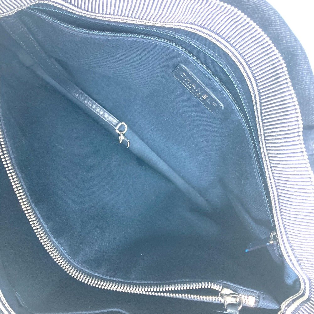 CHANEL A92240 Denim Tote Bag CC Coco Mark – Early 2000s Cruise Collection – Designed by Karl Lagerfeld – Made in Italy – Authentic Pre - Owned - LLUXE.CA