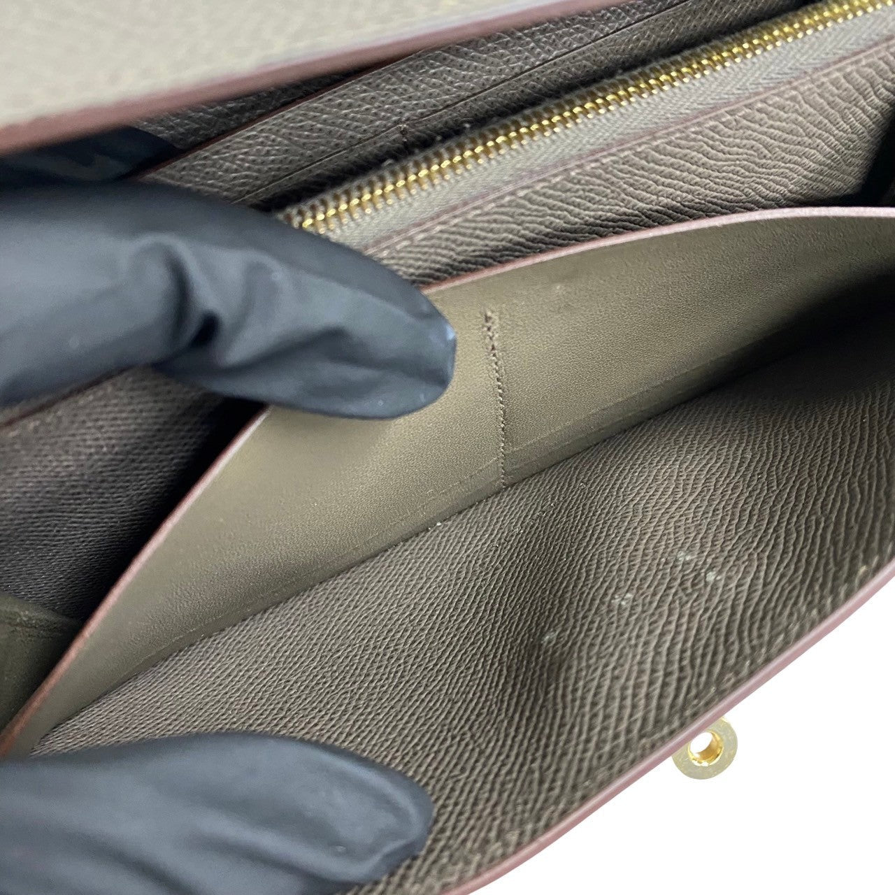 HERMÈS 5sbk - a2672337 Kelly Long Wallet in Gray Togo Leather with Gold Hardware – Circa 2012 – 100% Genuine & Authentic Pre - Owned – Functional Elegance with Ample Card Slots and Zipper Pocket - LLUXE.CA