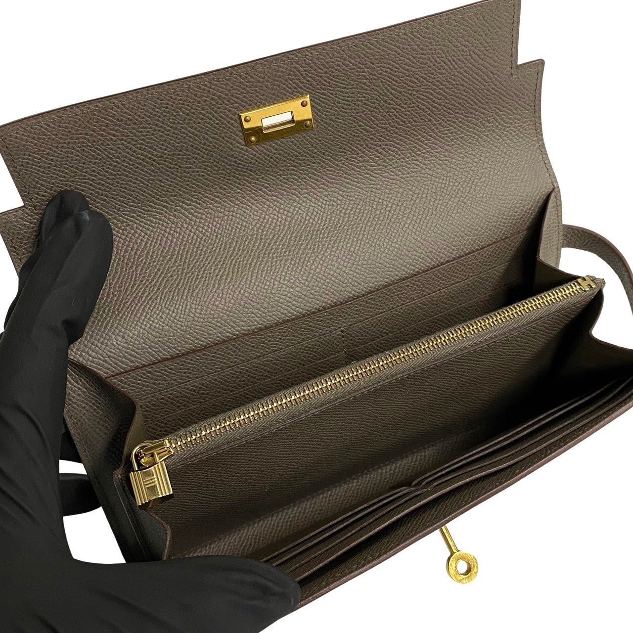 HERMÈS 5sbk - a2672337 Kelly Long Wallet in Gray Togo Leather with Gold Hardware – Circa 2012 – 100% Genuine & Authentic Pre - Owned – Functional Elegance with Ample Card Slots and Zipper Pocket - LLUXE.CA