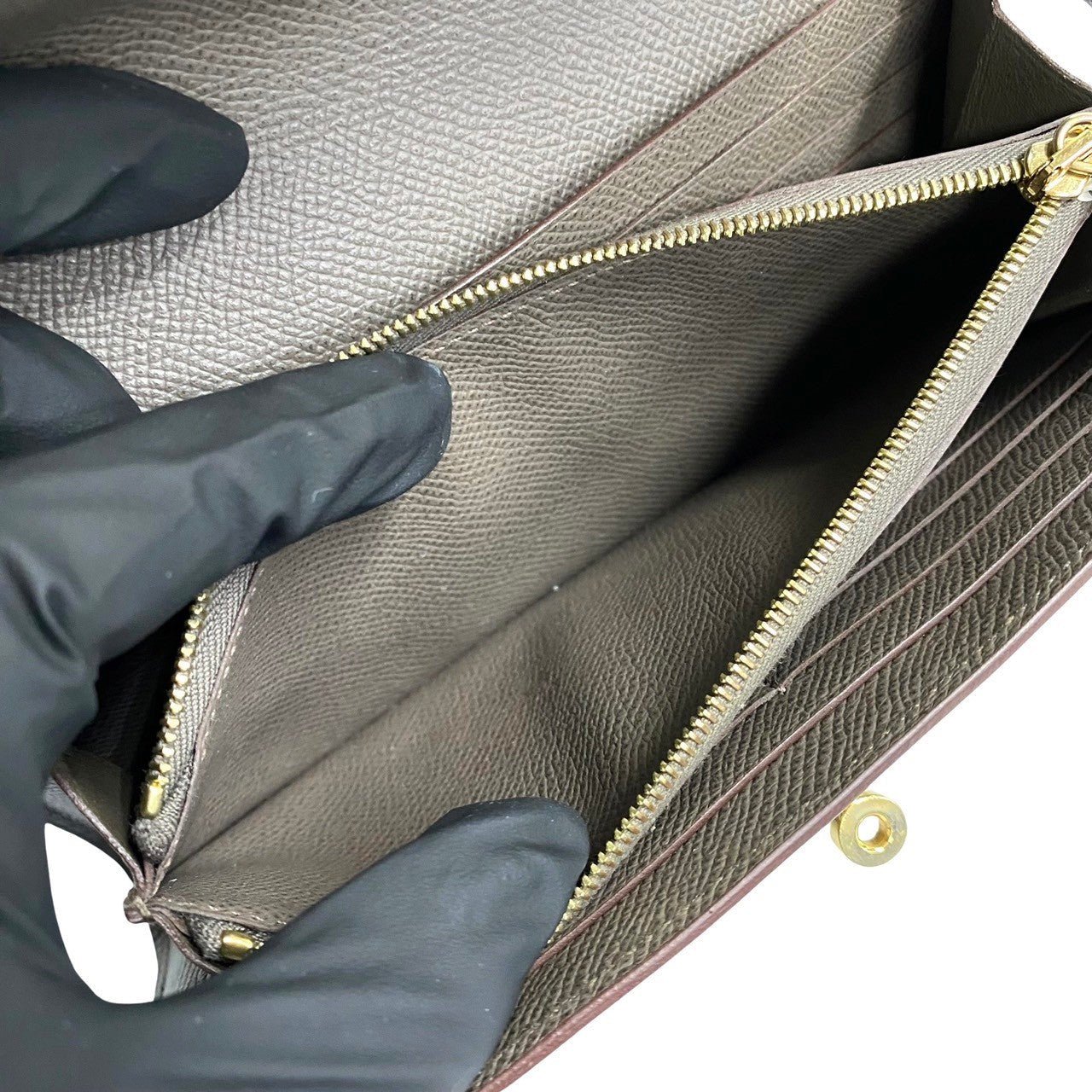 HERMÈS 5sbk - a2672337 Kelly Long Wallet in Gray Togo Leather with Gold Hardware – Circa 2012 – 100% Genuine & Authentic Pre - Owned – Functional Elegance with Ample Card Slots and Zipper Pocket - LLUXE.CA