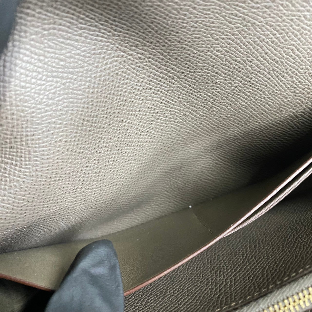 HERMÈS 5sbk - a2672337 Kelly Long Wallet in Gray Togo Leather with Gold Hardware – Circa 2012 – 100% Genuine & Authentic Pre - Owned – Functional Elegance with Ample Card Slots and Zipper Pocket - LLUXE.CA