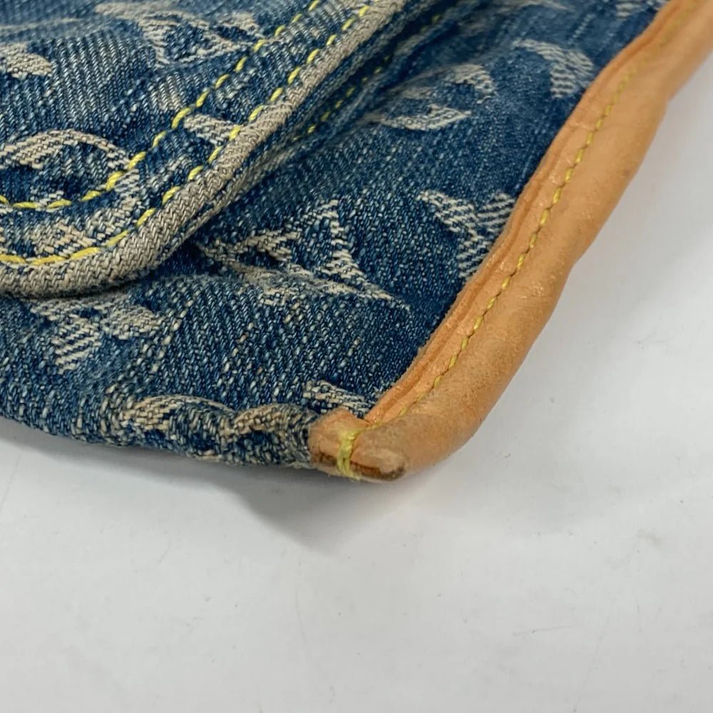 Louis Vuitton Denim Flat Shopper | 1007 - 23644 - 20 MM Blue | Circa 2005 | Made in France - LLUXE.CA