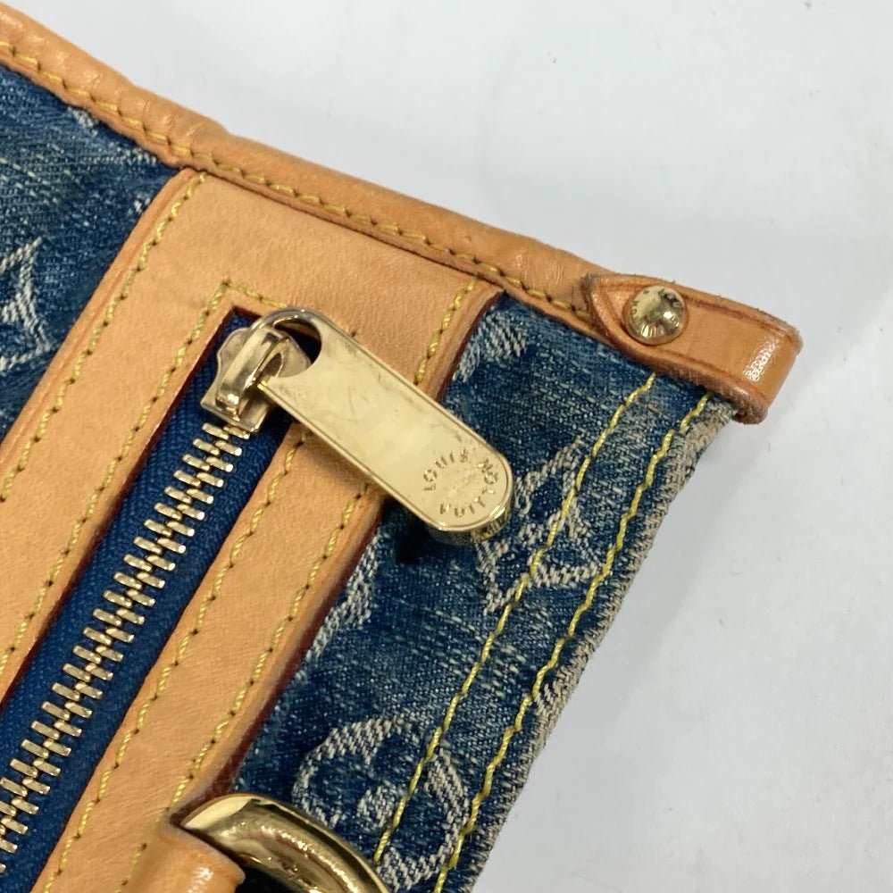 Louis Vuitton Denim Flat Shopper | 1007 - 23644 - 20 MM Blue | Circa 2005 | Made in France - LLUXE.CA