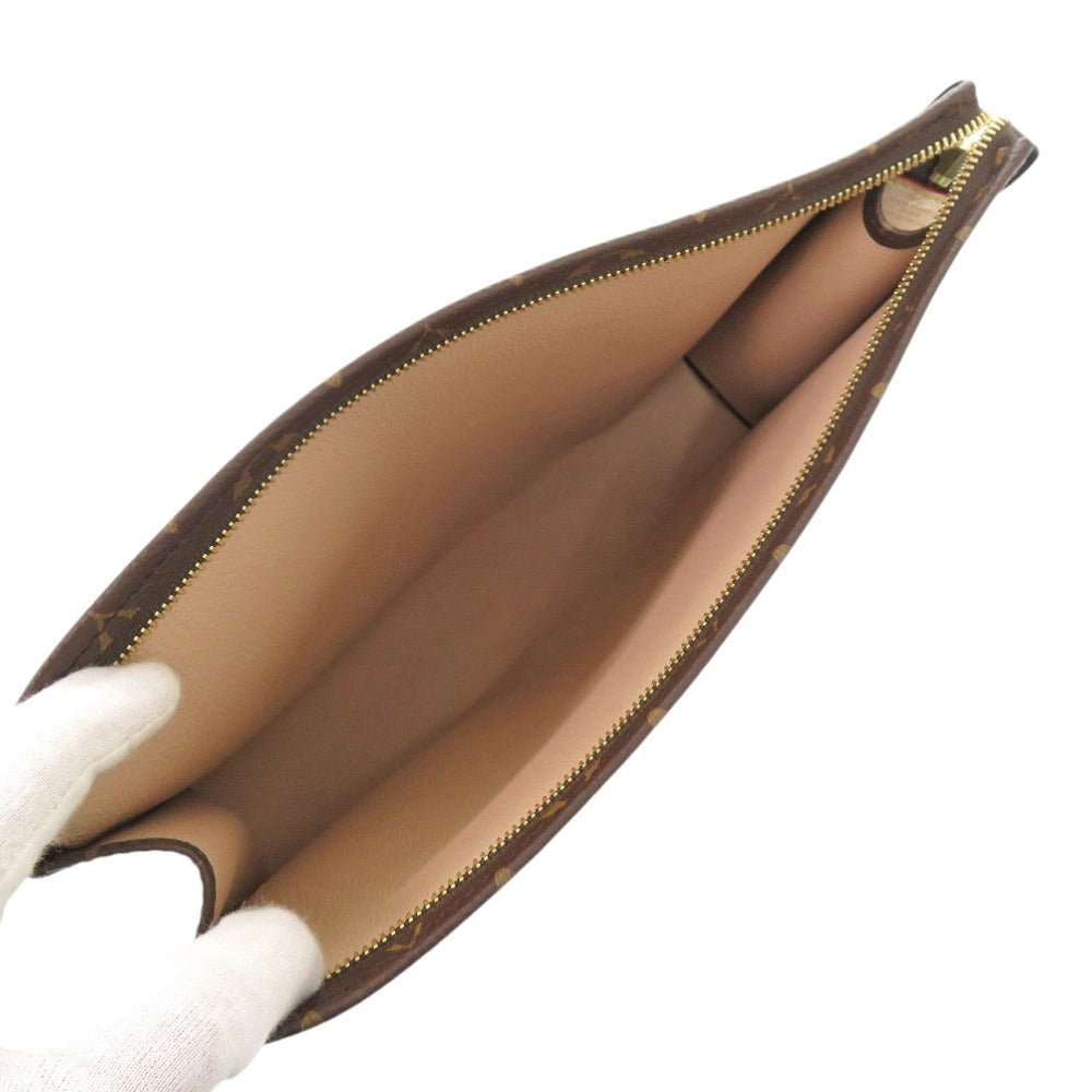 LOUIS VUITTON – Poche Toilette 26 Clutch Bag – Model m – m – Circa 2020s – 100% Authentic Pre - Owned No. M47542 - LLUXE.CA