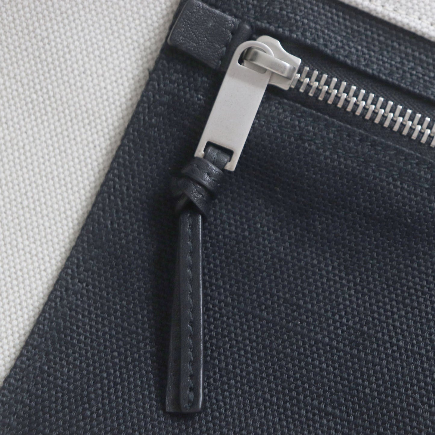 SAINT LAURENT – Rive Gauche Tote Bag – Model No. 509415 – Anthony Vaccarello – Circa 2020s – 100% Authentic Pre - Owned Item No. 00024798 - LLUXE.CA