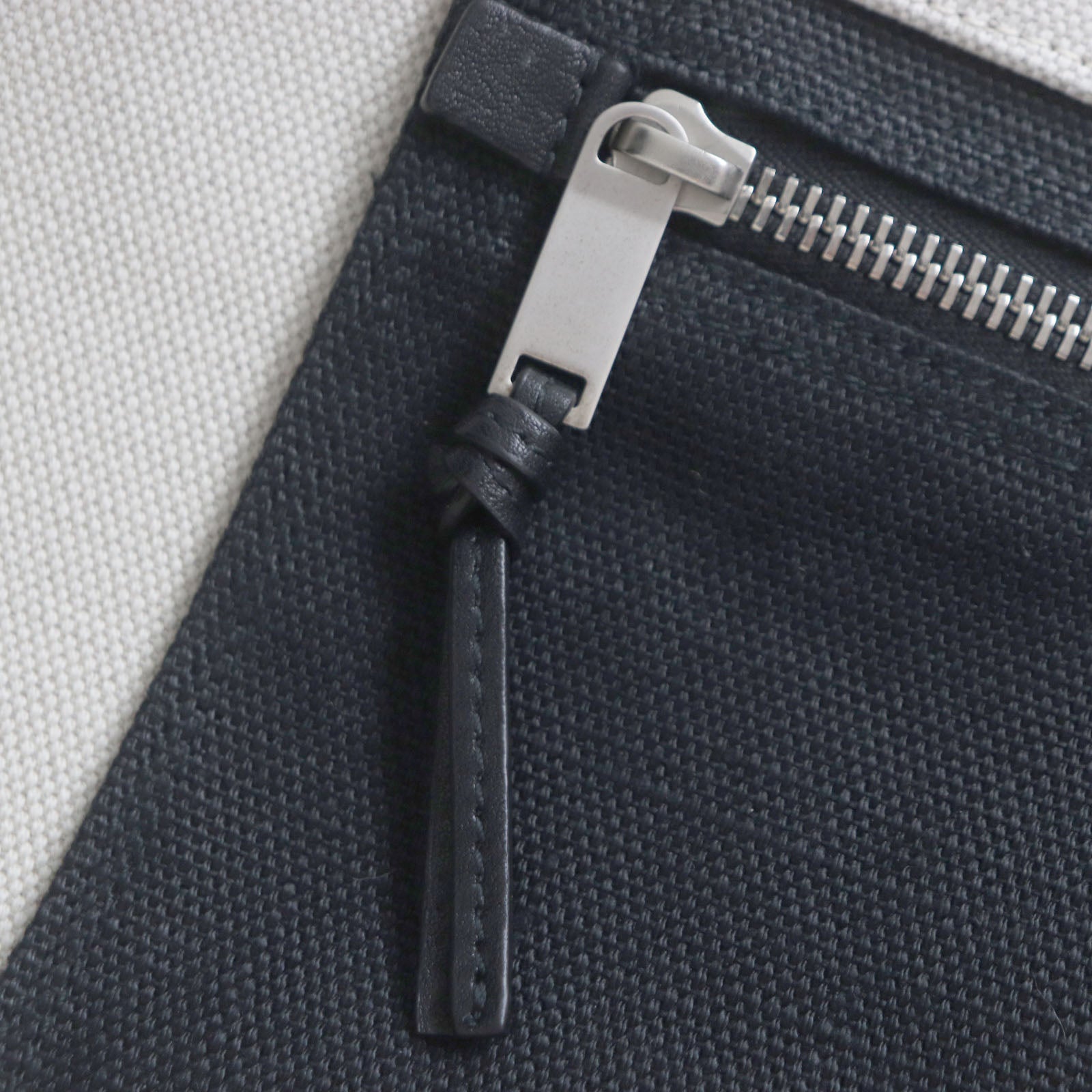 SAINT LAURENT – Rive Gauche Tote Bag – Model No. 509415 – Anthony Vaccarello – Circa 2020s – 100% Authentic Pre - Owned Item No. 00024798 - LLUXE.CA