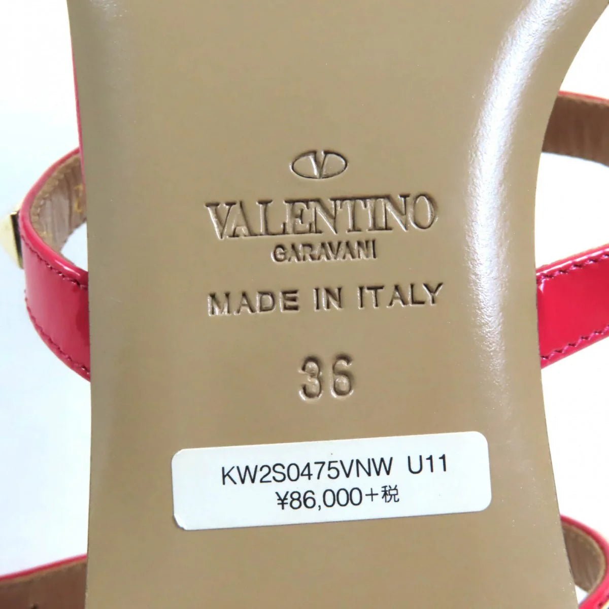 VALENTINO GARAVANI – Rockstud Flat Sandals – Pierpaolo Piccioli – 2019 – 100% Authentic Pre - Owned Near mint. Minimal signs of wear. Item No. 00033877 - LLUXE.CA